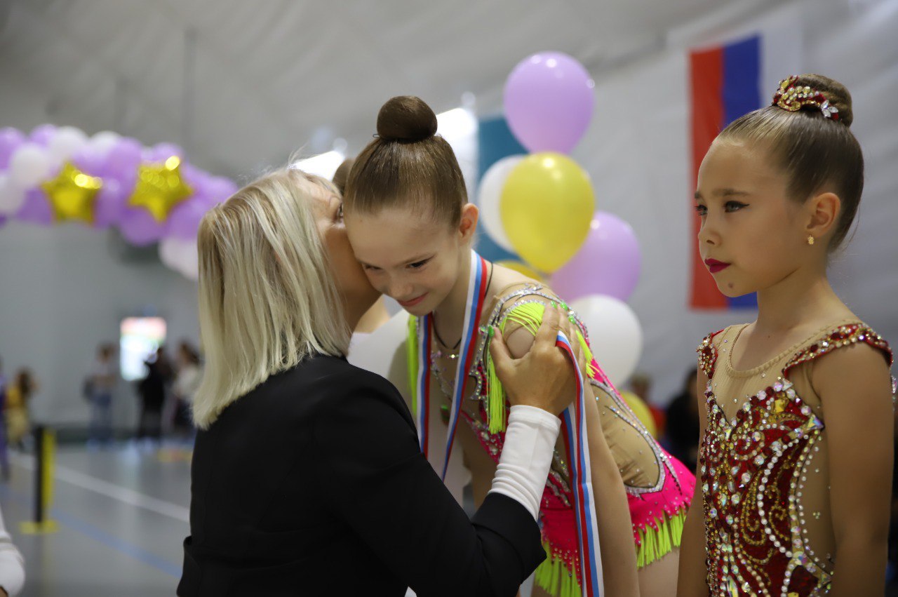 Выступления гимнасток по художественной гимнастике