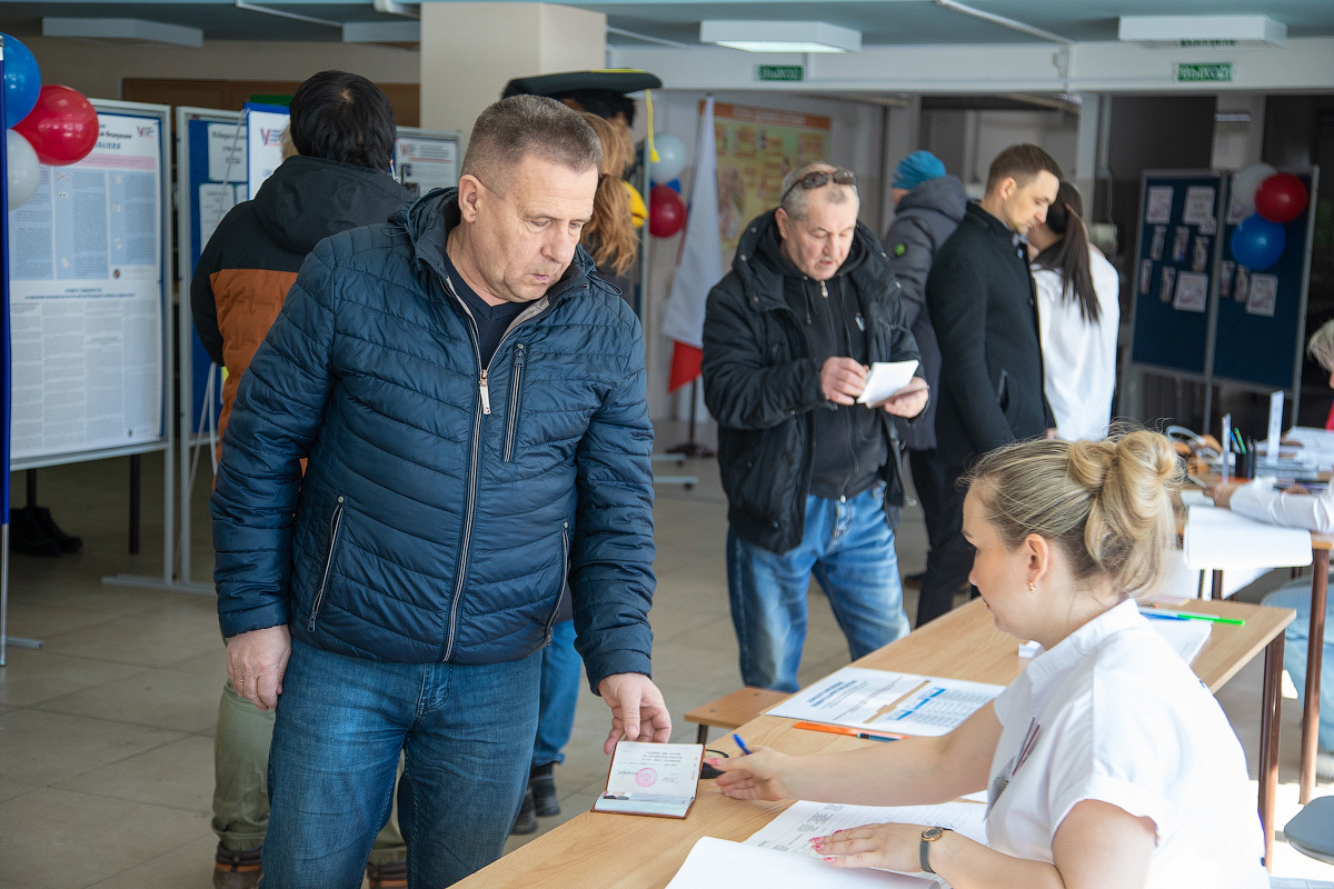 CitySakh.ru - Жители Южно-Сахалинска приходят с семьями на выборы  президента Российской Федерации