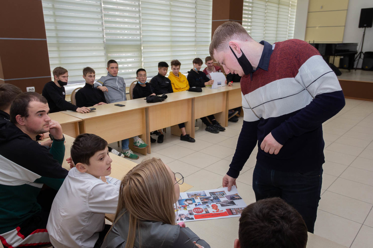 CitySakh.ru - Сахалинской молодежи рассказали о терроризме и экстремизме в  областной библиотеке