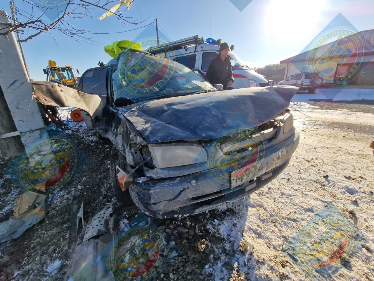 CitySakh.ru - Девушку зажало в покореженной от аварии машине в Южно- Сахалинске