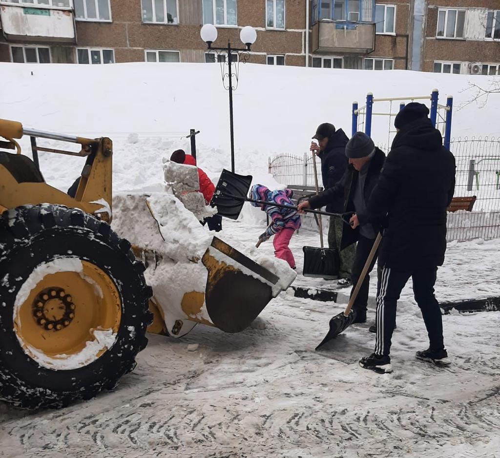 CitySakh.ru - Местные жители помогают в расчистке снежных завалов в  Корсакове