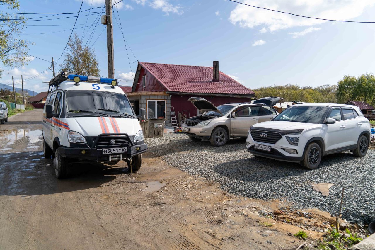 CitySakh.ru - Спасатели откачали воду из подтопленных домов в  Южно-Сахалинске