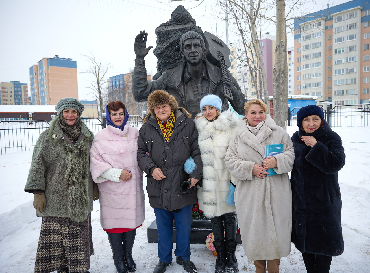 CitySakh.ru - Памятник Владимиру Высоцкому открыли в Южно-Сахалинске