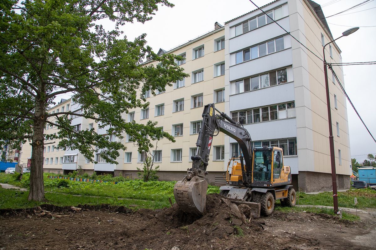 CitySakh.ru - Реконструкцию двора в Ново-Александровске решили украсить  высадкой молодых насаждений