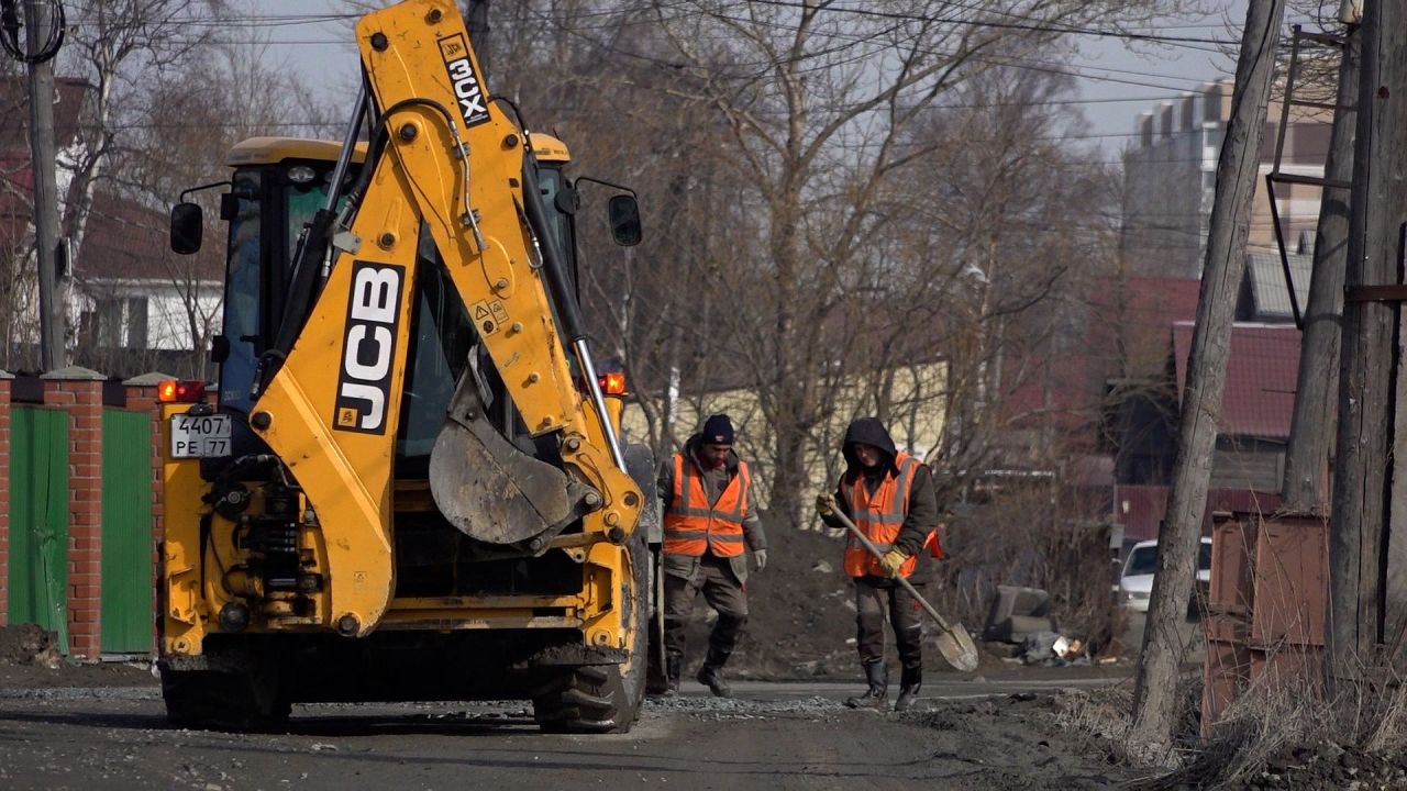 CitySakh.ru - В Южно-Сахалинске приводят в порядок грунтовые дороги после  зимы