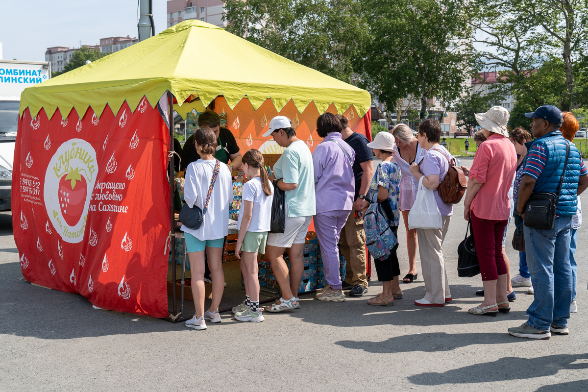 CitySakh.ru - В День работника торговли в Южно-Сахалинске прошла  тематическая ярмарка