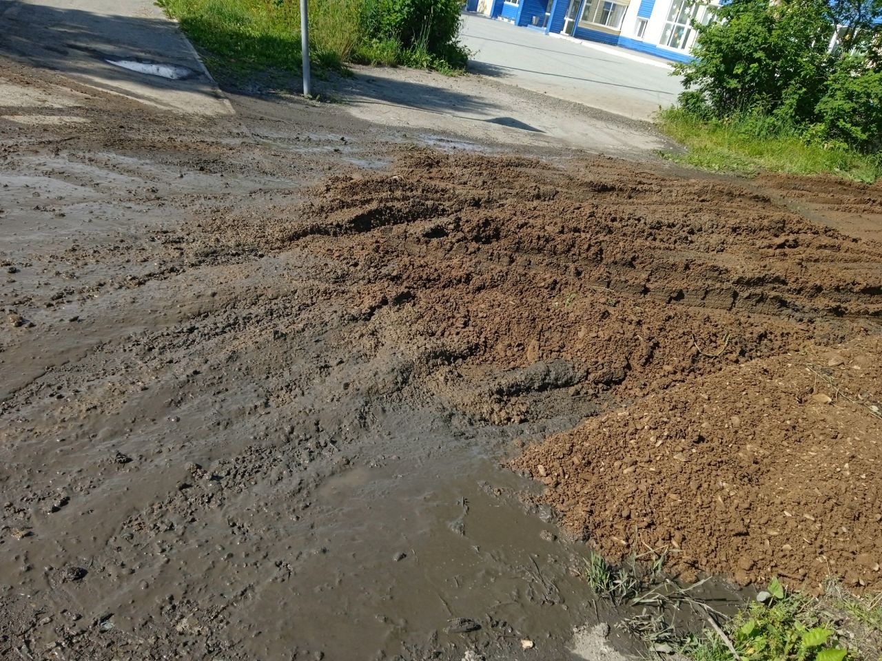 CitySakh.ru - Водители большегрузов стали головной болью для жителей  Чапланово