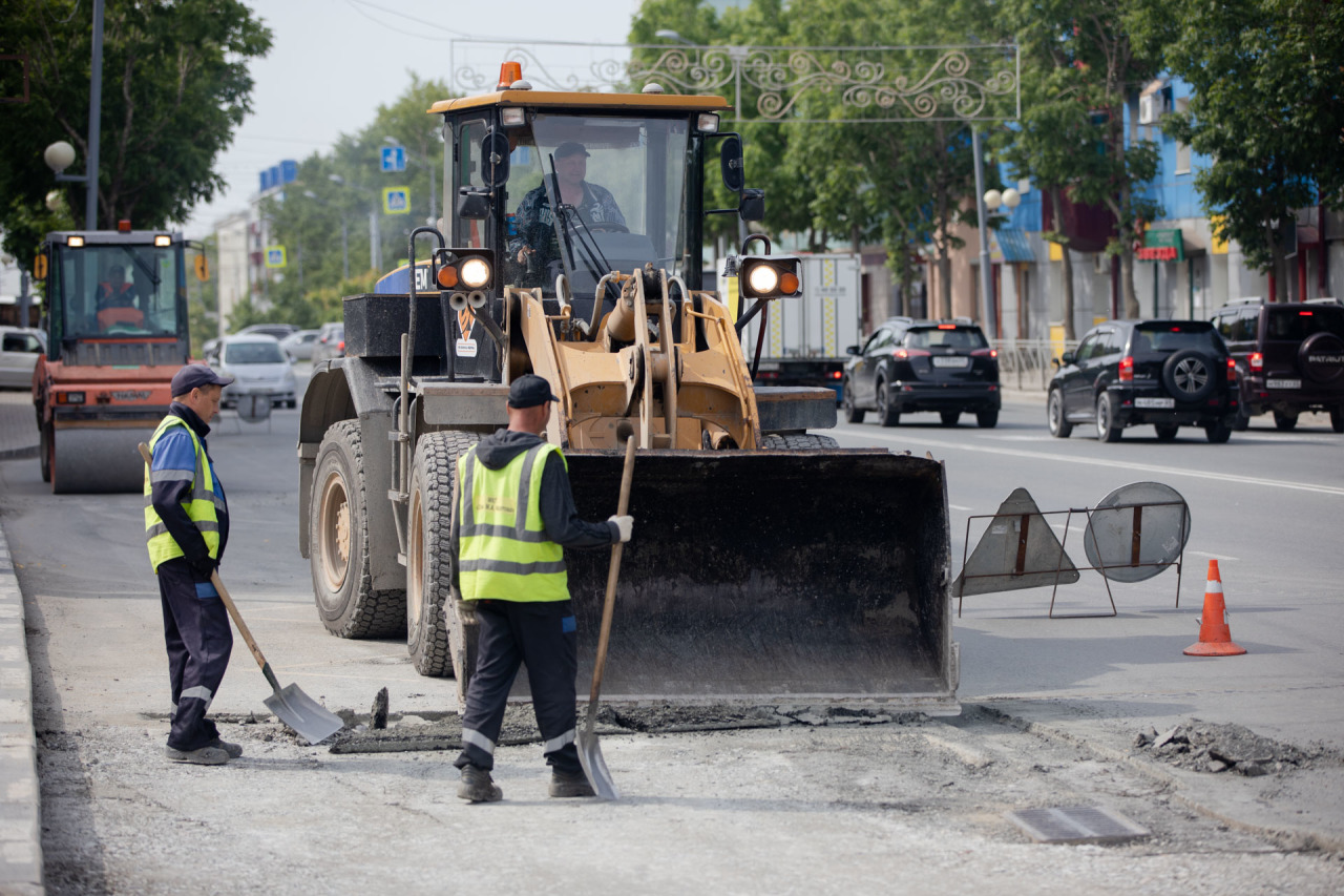 Дорожное хозяйство города. Майсак дорожное хозяйство. С праздником дорожника. Мер Тюмени поздравил дорожников с праздником. По Дорожник фото.