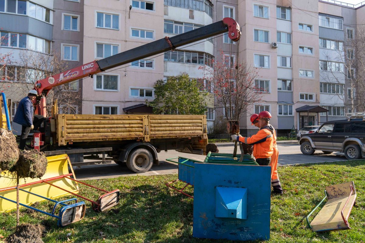 CitySakh.ru - В Южно-Сахалинске убирают старые и опасные детские площадки