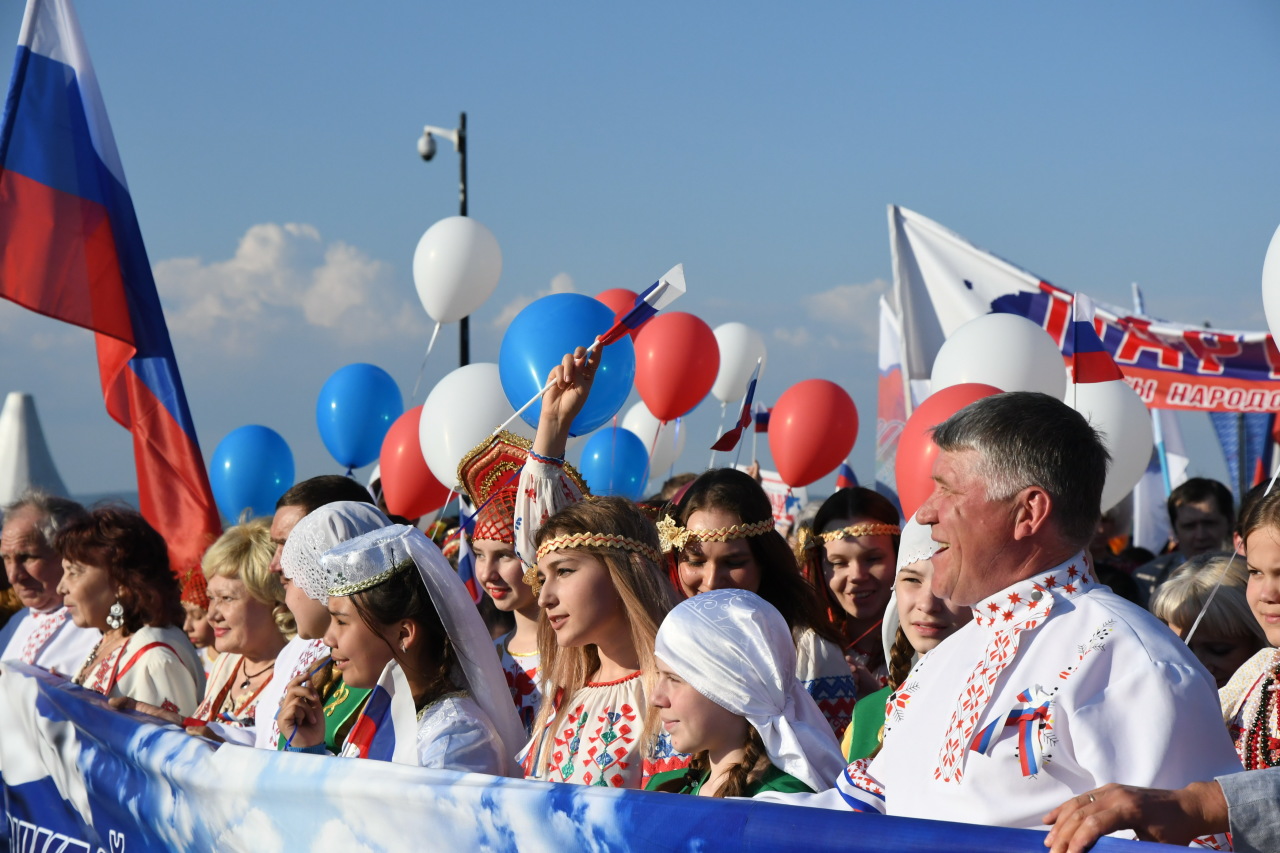 Люди празднуют день России